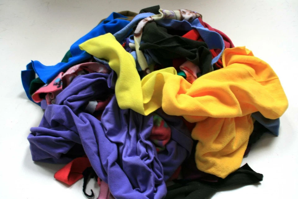 Assorted Polar Fleece Fabric Waste Offcuts Rag Rugging 1KG - Image 1 of 1