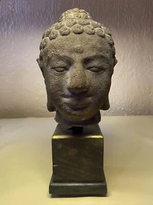 ANTIKER KOPF von BUDDHA. INDONESIEN ZENTRALJAVANISCH 9./10. Jh. BOROBUDUR STIL. - Bild 1 von 18