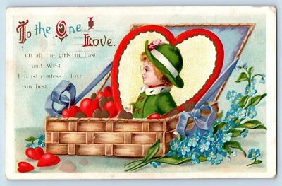 Antigua postal de San Valentín niño en caja de corazón grande flores paleta en relieve 1913 Foto 1 de 3
