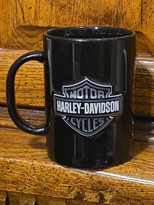 Taza de café Harley Davidson 2010 con logotipo de escudo elevado en relieve calavera negra  - Imagen 1 de 6