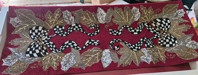 Centro de mesa Mackenzie Childs Berry Frost con cuentas arco de Navidad 36" Foto 1 de 4