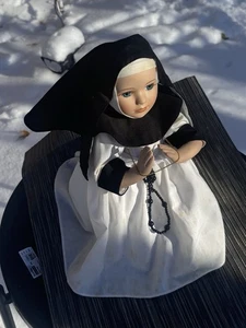 Bambola suora porcellana Geppeddo Suor Maddalena abitudine bianca e perline rosario - Foto 1 di 8