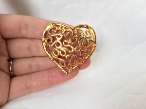 BROCHE  VINTAGE COEUR DLG YVES SAINT LAURENT METAL DORE AJOUREE - Foto 1 di 4