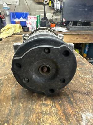 Compresor de aire acondicionado SUBURBAN 1500 96 97 98 99 Foto 1 de 4