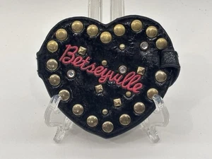 Vintage Betsey Johnson Betseyville Kofferanhänger Herzform Ösen Strass 3,5 Zoll - Bild 1 von 9