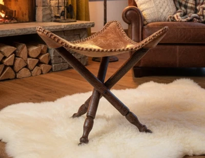 Tabouret pliant  cuir et bois tourné – siège triangulaire artisanal année 60/70 - Image 1 of 4