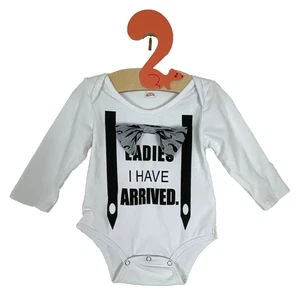 Divertido Humor DAMAS HE LLEGADO Bebé Body Pajarita Tirantes Estampado 18M? 90 - Imagen 1 de 12