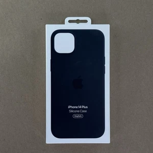 NEW Apple Silicone Case MagSafe iPhone 14 Plus – Midnight MPT33ZM/A - Picture 1 of 3
