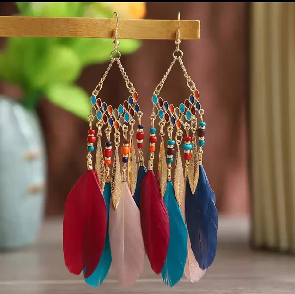 Pendientes boho plumas multicolores, gitanos, nativos, occidentales; verde azulado, rojo, azul Foto 1 de 1