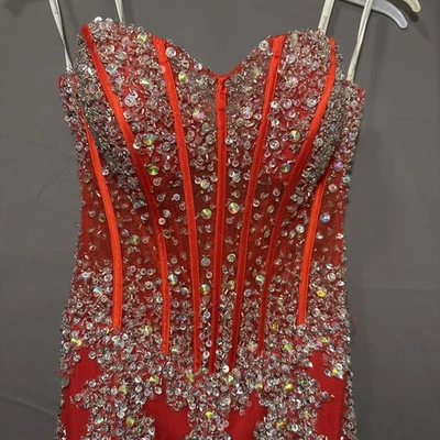 Vestido largo sin tirantes de sirena corsé transparente lentejuelas plateadas de tul rojo Jovani talla 2 Foto 1 de 4