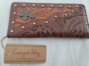 Cartera Canyon Sky NUEVA CON ETIQUETAS Doble Plegable Cuero Sintético Cruz Cuero Tooled - Imagen 1 de 6