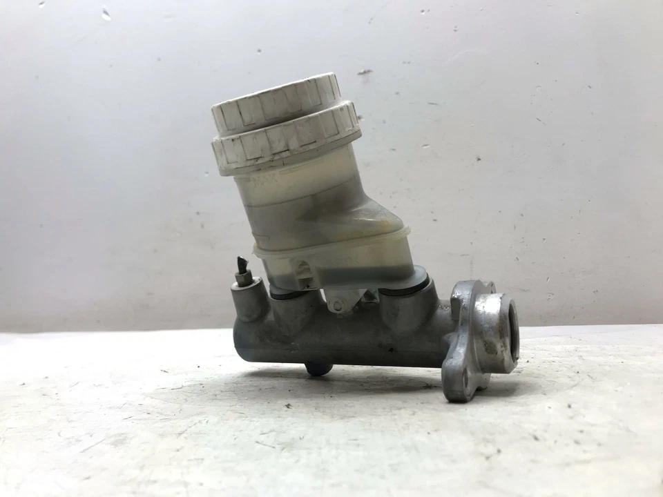 Master Cylinder Mitsubishi Galant 2000 2001 2002 2003 - Изображение 1 из 4