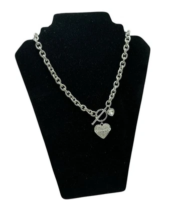 Collar Guess Tono Plata T-Bar Corazón Cristal 18" Foto 1 de 4
