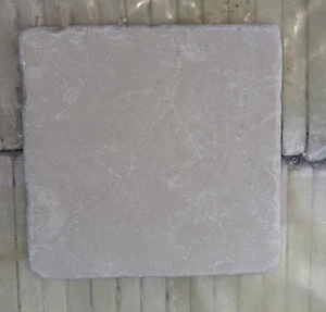 8UU78 STONE "TILE", 42 PCS, 3-7/8" X 3-7/8" X 3/8", LOOKS LIKE LIMESTONE TO ME - Imagen 1 de 3