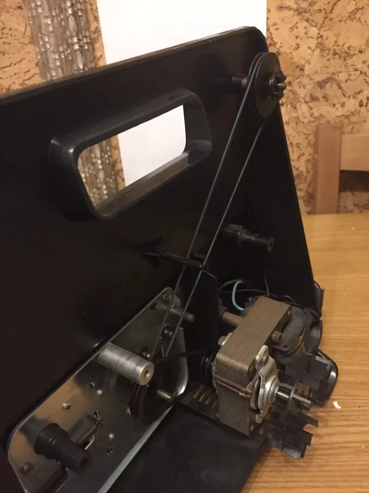 PROIETTORE TEACHER ROYAL SUPER 8 KIT 2 CINGHIE MOTORE/TRASCINAMENTO BOBINA - Immagine 1 di 1