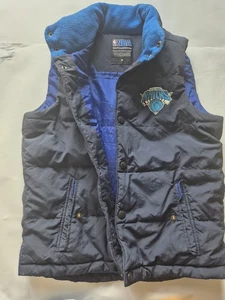 Vintage NBA New York Knicks Puffer Vest Jacket – Official Licensed – Size M - Foto 1 di 8