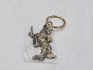 Llavero de colección Disney de latón macizo Mickey Mouse Fantasía Mago NUEVO - Imagen 1 de 3