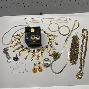 Vintage Costume Jewelry Lot 23 Pieces - Picture 1 of 9