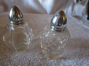 JUEGO VINTAGE DE (PRECIO) SALEROS Y PIMENTEROS DE VIDRIO FORMA DIAMANTE TOPS - Imagen 1 de 6