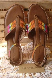 Neu im Karton ~ Koolaburra Rulu ~ braune Ledersandalen mit mehrfarbigen Design ~ Knöchelriemen ~ 8M - Bild 1 von 6