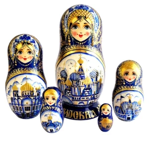 POUPÉES RUSSES MATRIOCHKA PEINTE A LA MAIN ARTIST VORONINA - MOSCOU 5 PIÈCES - Imagen 1 de 3