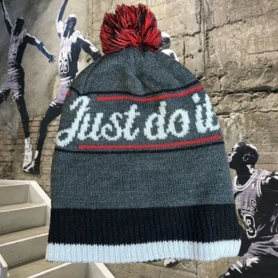 Nike Negro Gris Rojo Pom Pom "Just Do It" Acrílico Tejido Gorro Gorra OSFM Foto 1 de 4