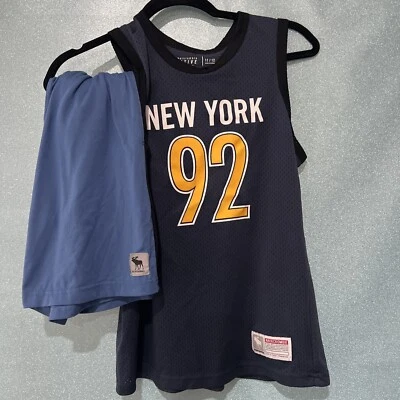Conjunto de camiseta y pantalones cortos de baloncesto Abercrombie para niños activos 11/12 Foto 1 de 4