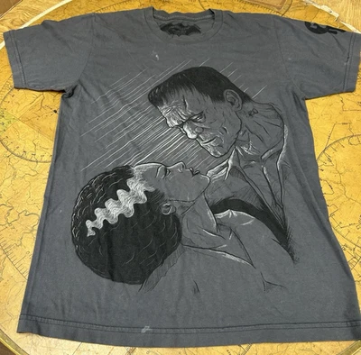 Camisa Med Seventh Ink Haunted Collection Undying Love Frankenstein Kissing Bride Foto 1 de 4