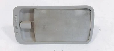 8124013030B0 LUCE CORTESIA CENTRALE TETTO per TOYOTA COROLLA 5P (01/02>09/04<) - Immagine 1 di 4