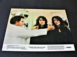 Película ""Young Doctors in Love"" 1982, - color, litografía. en EE. UU., Foto: N:7. - Imagen 1 de 2