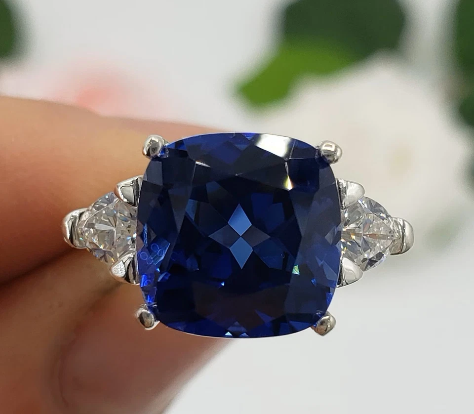 Anillo de aniversario de oro blanco de 14 quilates con zafiro azul real de 7,50 quilates cojín Foto 1 de 4