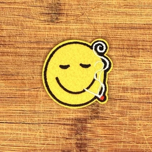 Smiley Emoji Marihuana Gelenk Aufbügeln Aufnäher 1,75 Zoll coole Vibes Design - Bild 1 von 5