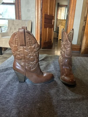 Botas de Vaquero MIA LaRue Tacones Altos Línea de Desplazamiento Tachonadas Mujeres Zapatos Talla 8M C21140A Foto 1 de 4