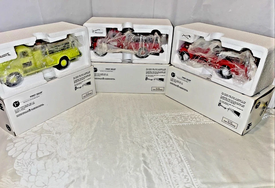 1st Gear Texaco Star Enterprise 1957 International R-190 Fire Truck Pumper Set - Image 1 of 4
