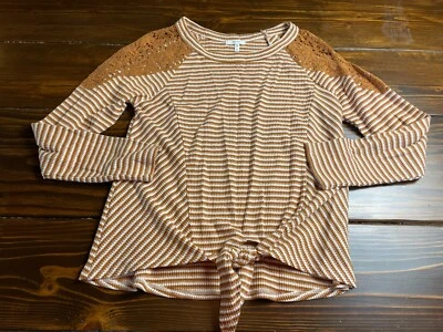 Camisa Maurices Para Mujer Talla M Marrón Blanco Rayas Encaje Hombro Frontal Dobladillo Corbata Foto 1 de 4