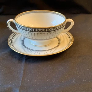 Una zuppiera Wedgwood Colonnade crema con piattino più disponibili - Foto 1 di 11