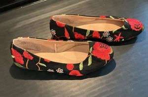 Torrid Damen-Ballerinas Größe 8 W schwarz & rot bestickt Stoff Beflockung Blumen flach - Bild 1 von 12