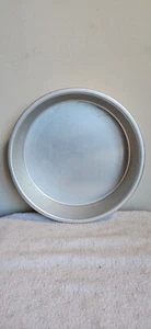 WILTON VINTAGE 2105-7908 / 9" X 9" X 2" BANDEJA REDONDA DE ALUMINIO 1991 - Imagen 1 de 11