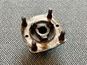 Brida/buje de rueda para eje trasero Triumph Spitfire GT6 Herald Vitesse usado Nº 3 - Imagen 1 de 3