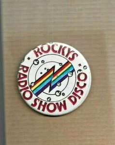 Radio de Copenhagen - Rockys Radio Show Disco - Insignia RARA - 62 mm de diámetro - UK FREEPOST - Imagen 1 de 1