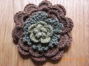 Broche de flores de ganchillo marrón y verde 4 capas cárdigan solapa de 2,5" de diámetro - Imagen 1 de 4
