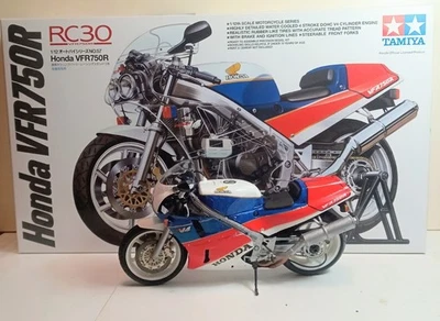 TAMIYA moto plastica el 1/12 preverniciato rifinito Honda VFR750R (RC30) - Immagine 1 di 4