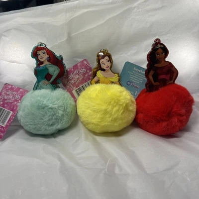 Lote de 3 Chaveiros Disney Princesa Bela, Ariel e Elena Fob Peludo Pom Pom - Imagem 1 de 4