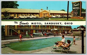 Postcard Ohio Sandusky OH Sands Motel Dual View Poolside Advertising 1950s Cars - Picture 1 of 2