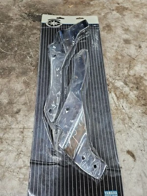 Nuevo de Lote Original Yamaha Respaldo Brazos Laterales Soporte V-Star 650 Personalizado STR-4TR41-10 AT1111 Foto 1 de 4