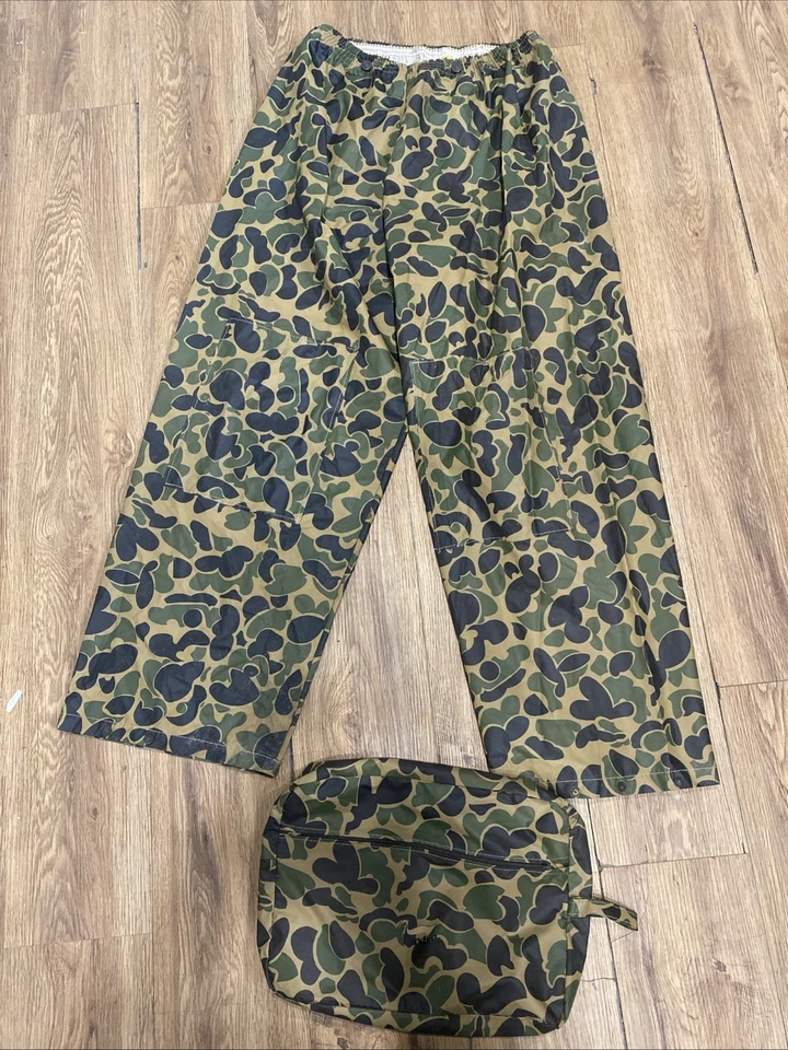Calça camuflada masculina vintage anos 80 Duxbak caça peixe sobre chuva tamanho GG e bolsa camuflada Dukbak - Imagem 1 de 4