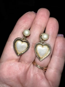Orecchini pendenti clip on 1" corona Trifari vintage tono oro cuore perle finte - Foto 1 di 3