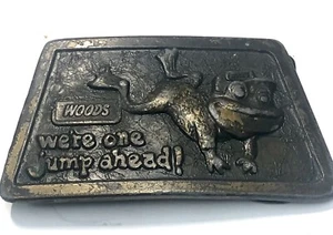 Hebilla de cinturón promocional con logotipo de rana de madera tenía un salto adelante de colección años 70 especificación fundida - Imagen 1 de 7