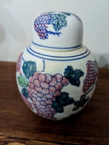 Vintage Porcelain Jar Green Chinese Ginger Jar Birds Hand painted Very Nice 6" - Picture 1 of 8