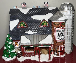 Dept. De colección 56 Original Snow Village Christmas Barn Dance 1997 10” X 7” LEER Desc - Imagen 1 de 24